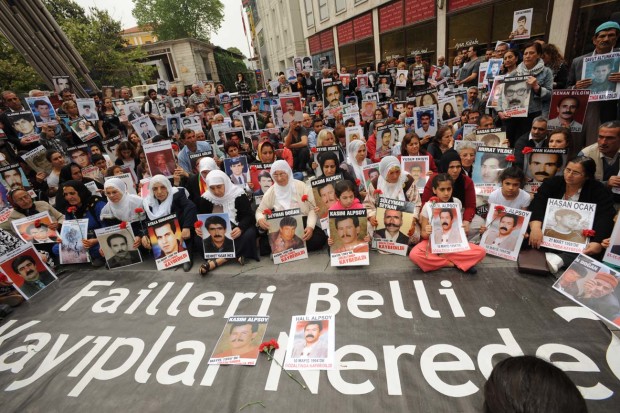 ANNELER GUNU ARIFESINDE, CUMARTESI ANNELERI OTURMA EYLEMI YAPTI
FOTO MUSTAFA OZDABAK/ISTANBUL,(DHA)
